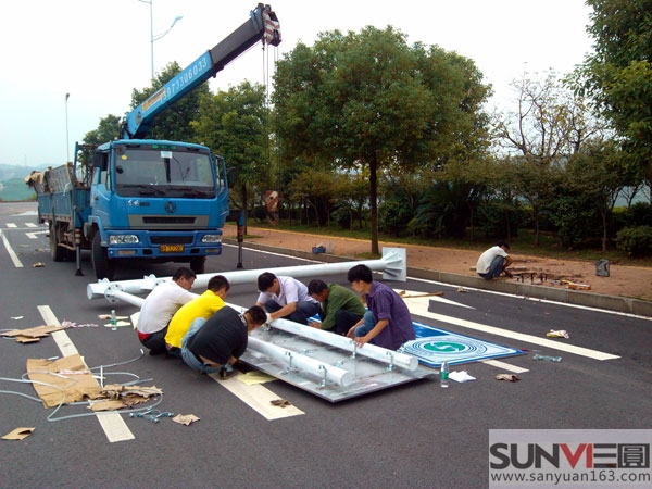 現(xiàn)場安裝道路牌